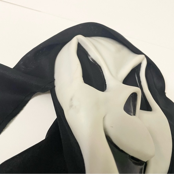 Scream Smiling Ghost Face Mask Fun World Div Glow in the Dark Halloween - Picture 6 of 16